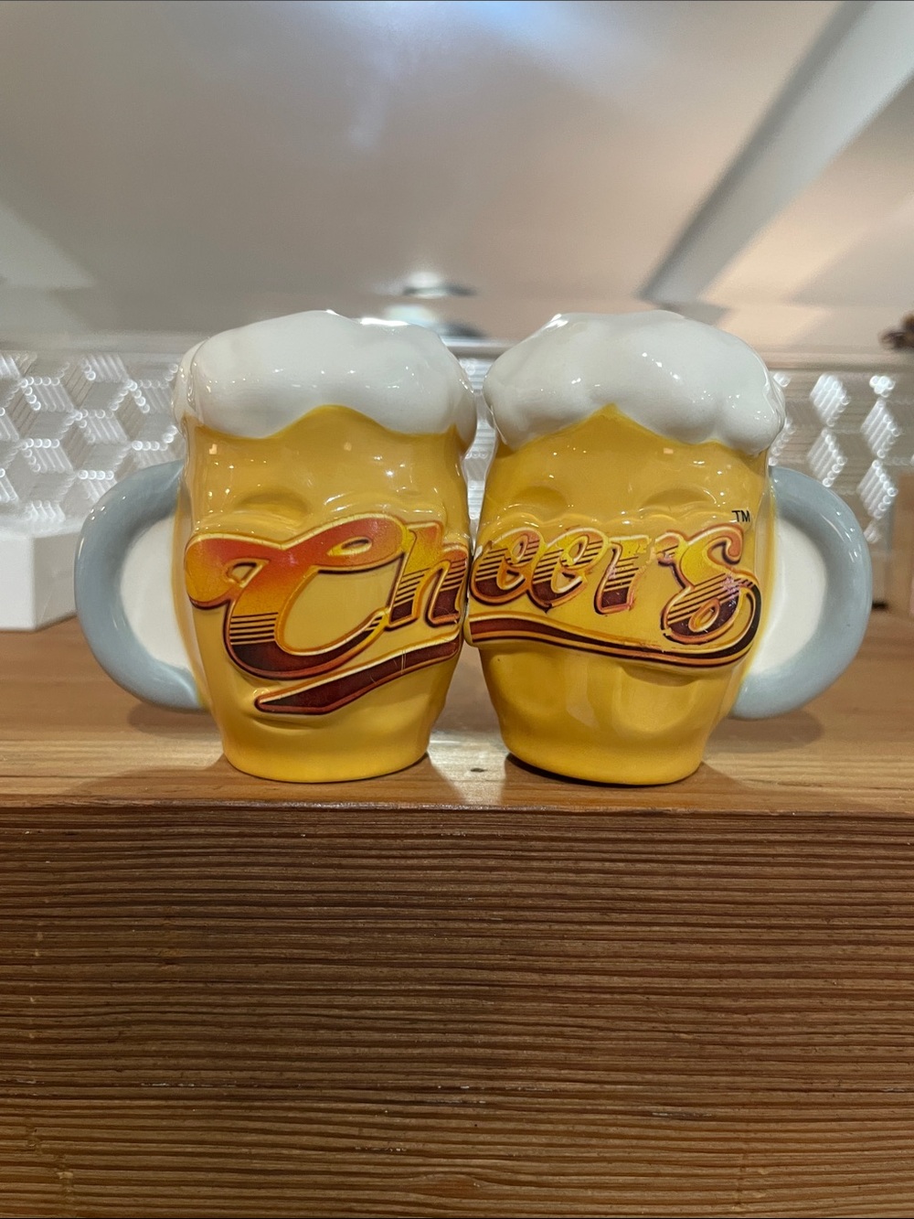 🍂 WHERE EVERYBODY KNOWS YOUR NAME 'Cheers' Salt & Pepper Shaker Set